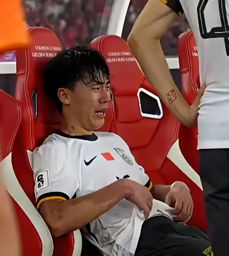 赛后比利亚雷亚尔备战足总杯;伤情更新细节曝光;引发热议;更衣室氛围转暖的简单介绍 赛后比利亚雷亚尔备战足总杯;伤情更新细节曝光;引发热议;更衣室氛围转暖的简单介绍